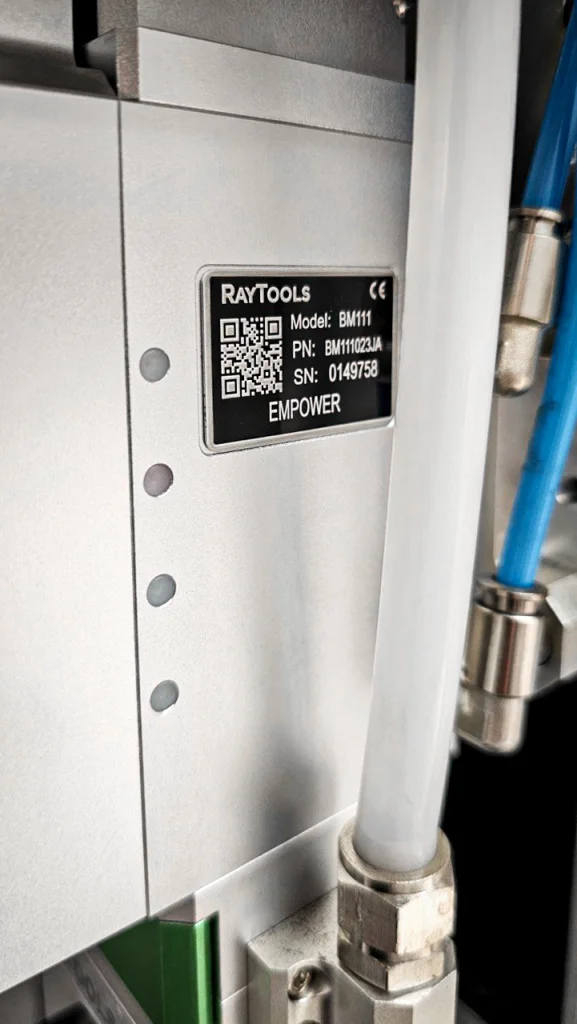 Шильдик на лазерной голове RayTools BM111 с QR-кодом